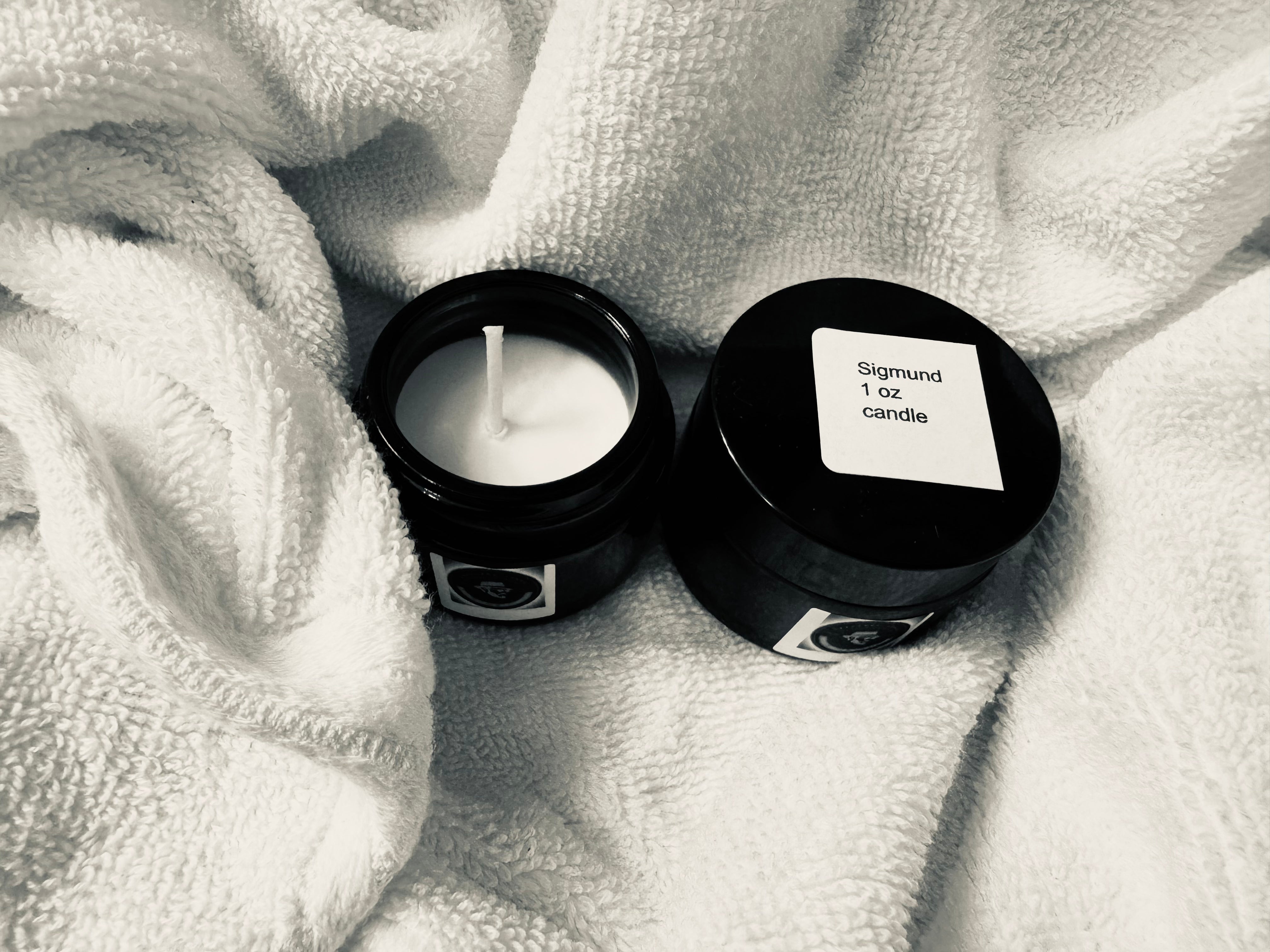 Tobacco, Myrrh & Leather Luxury Scented Candle - Decor Akil